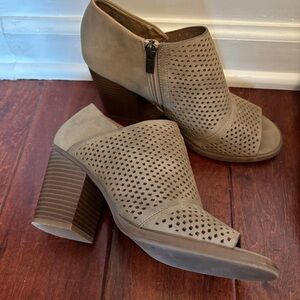 Parker & Sky Taupe Perforated Peep Toe Stacked Heel Booties Size 7 Fits a 7.5